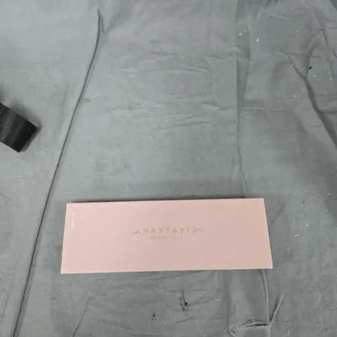 BOX OF APPROXIMATELY 13 ASSORTED ITEMS TO INCLUDE: EYE PALETTE AND GREEN BUMBAG