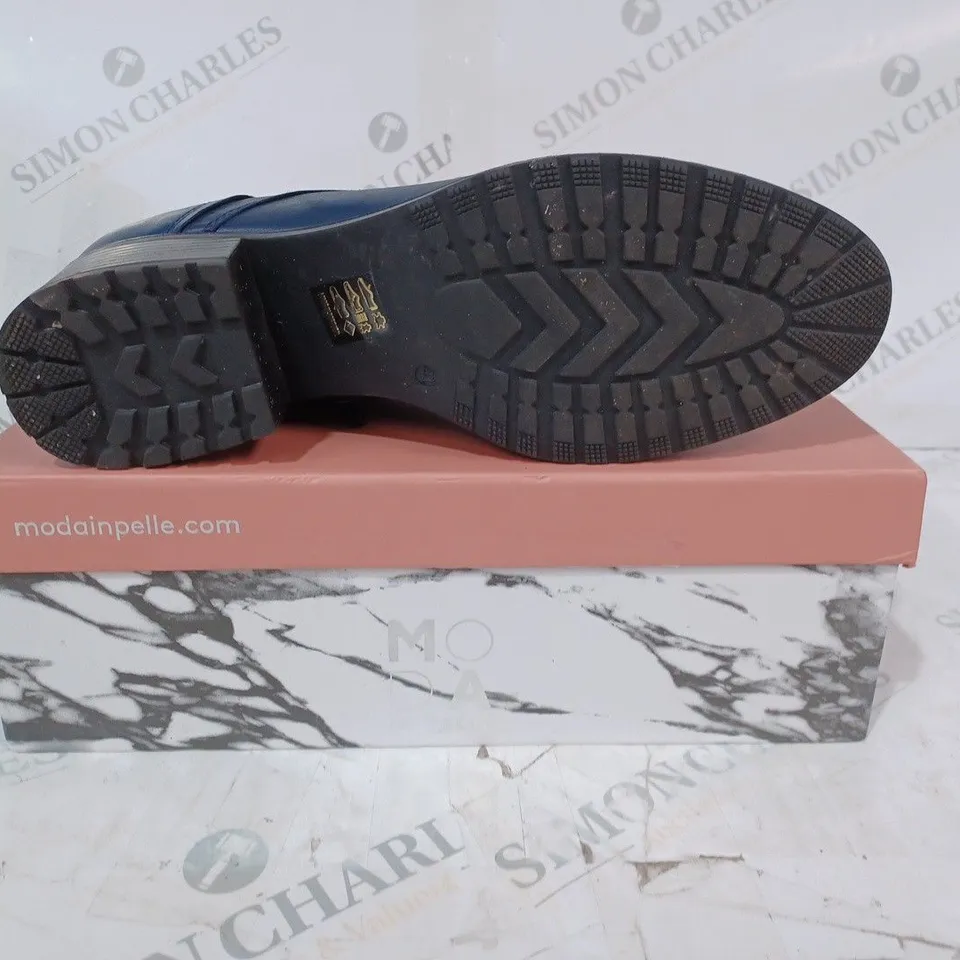 BOXED PAIR OF MODA IN PELLE BOOTS IN NAVY SIZE 8