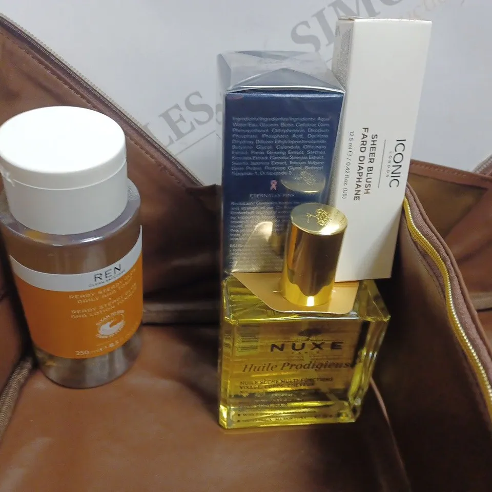 COSMETICS MOLLY MAE 12-PIECE GIFT SET IN BROWN LEATHER LOOK BAG