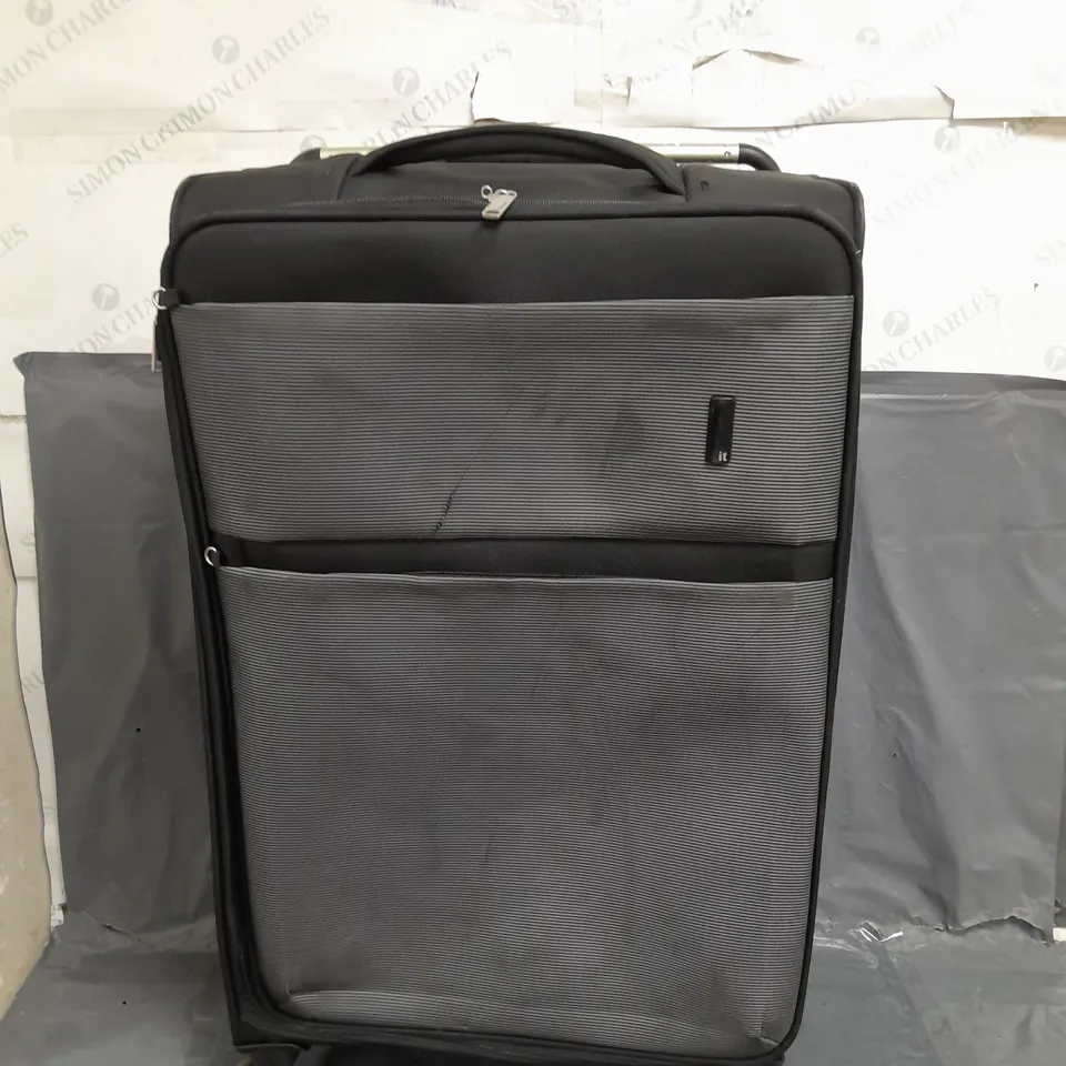 IT LIGHTWEIGHT 4 WHEELED SUITCASE