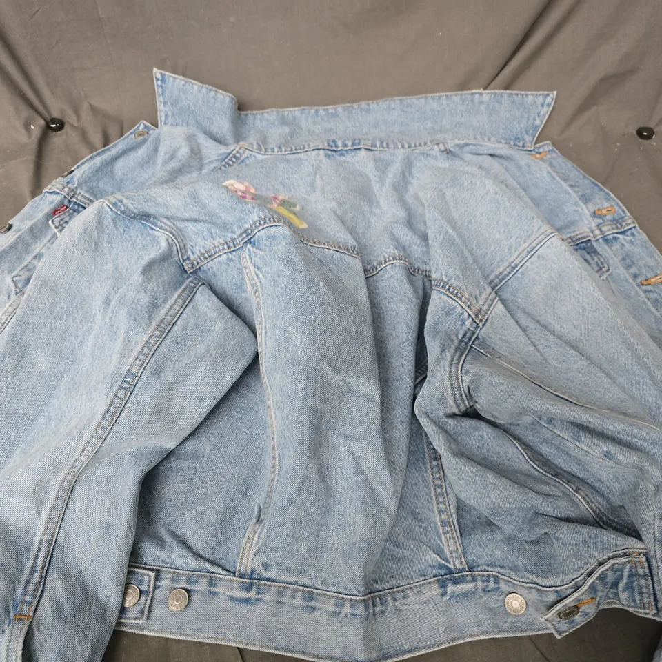 LEVIS FLORAL PATCH DENIM JACKET IN LIGHT BLUE - MEDIUM