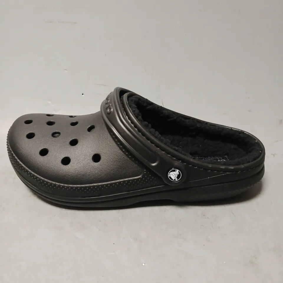 PAIR OF CROCS UNISEX SHOES, BLACK - UK SIZE 9/10