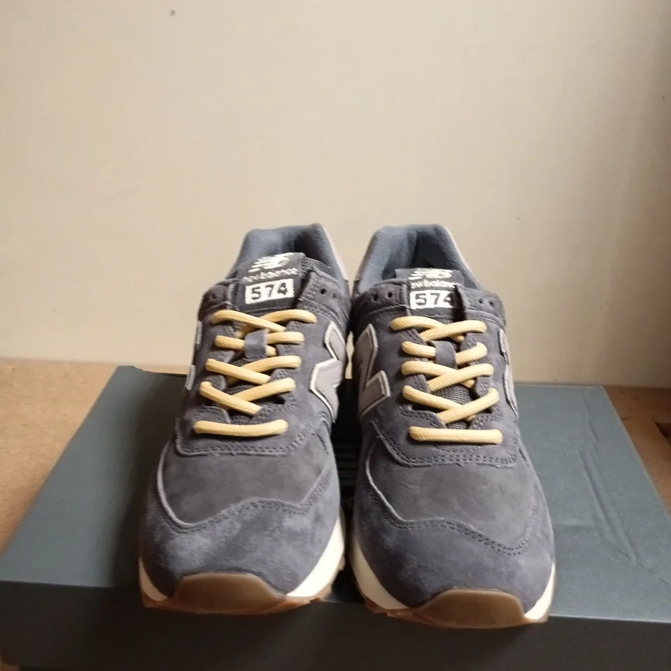 BOXED PAIR OF NEW BALANCE 574 GREY SUEDE TRAINERS – UK 8 (US 9)