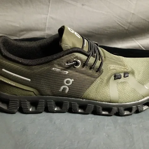 PAIR OF ON RUNNING OLIVE GREEN TRAIL SHOES – UK SIZE 7.5