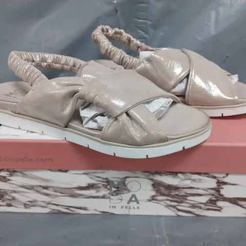 BOXED PAIR OF MODA IN PELLE TWISTED UPPER ELASTIC SANDALS IN METALLIC TAUPE SIZE 5