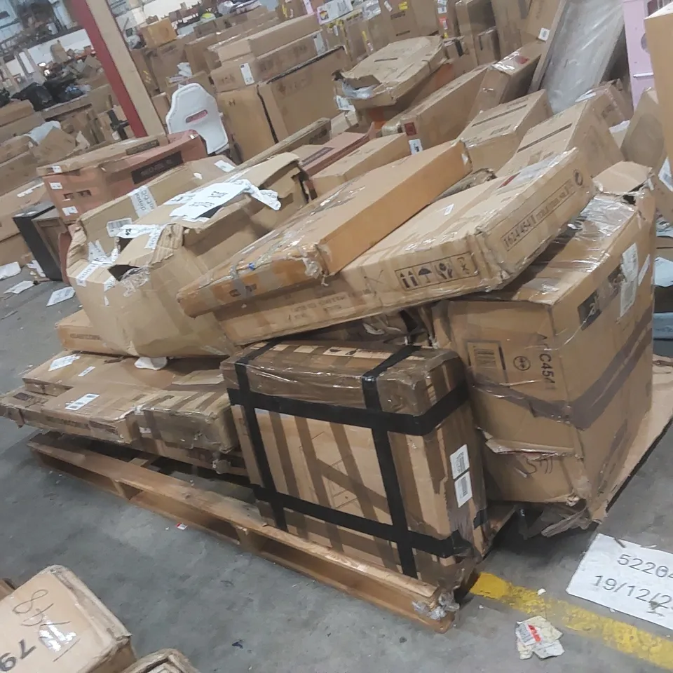 PALLET CONTAINING A LARGE QUANTITY OF ASSORTED DESIGNER FURNITURE PARTS 