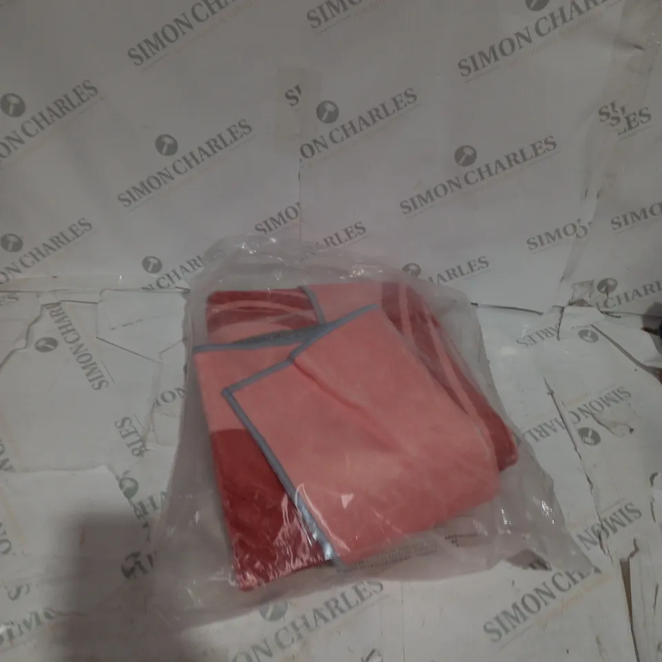 BOX OF ASSORTED HOUSEHOLD ITEMS TO INCLUDE MEMORY FOAM PILLOW, BLANKET, BEDDING SET ETC 