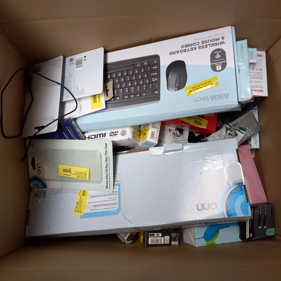 BOX OF APPROX 30 ASSORTED ELECTRICAL ITEMS TOO INCLUDE EARPHONES, RADIO AND POWER ADAPTER