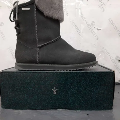 BOXED PAIR OF EMU AUSTRALIA BOOTS IN DARK GREY SIZE 7