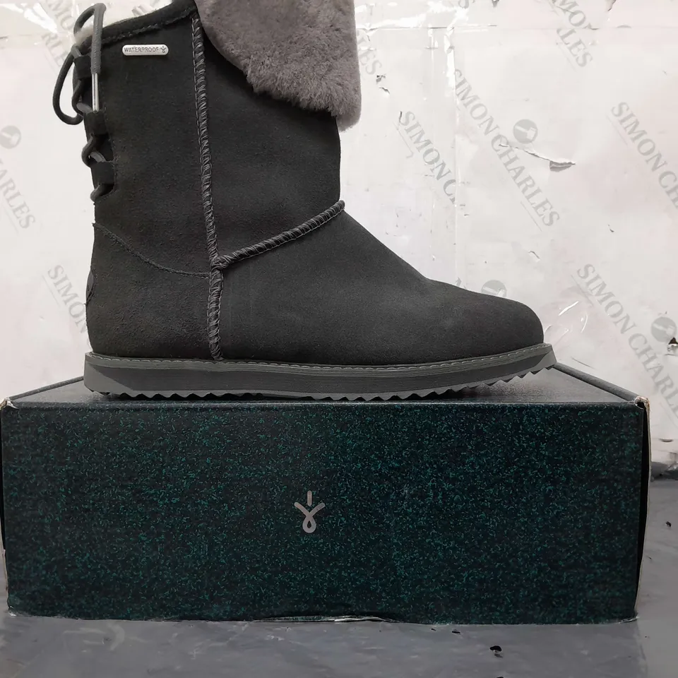BOXED PAIR OF EMU AUSTRALIA BOOTS IN DARK GREY SIZE 7