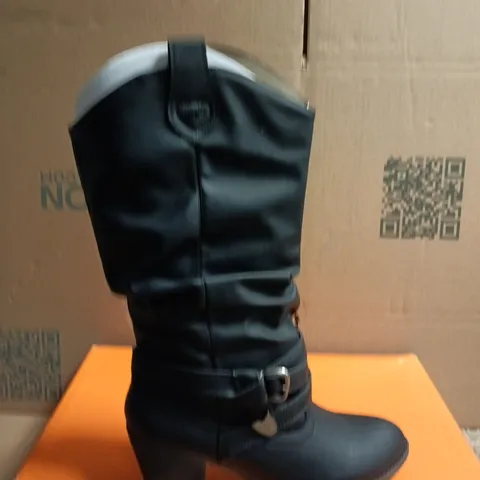 BOXED PAIR OF ROCKET DOG Women's Black Buckle-Strap Mid-Calf Boot - UK SIZE 8