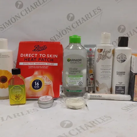 BOX OF APPROX 10 ASSORTED BEAUTY PRODUCTS TO INCLUDE GARNIER MICELLAR WATER, NIOXIN CLEANSER SHAMPOO, FARMACY HONEY HALO MOISTURISER, ETC