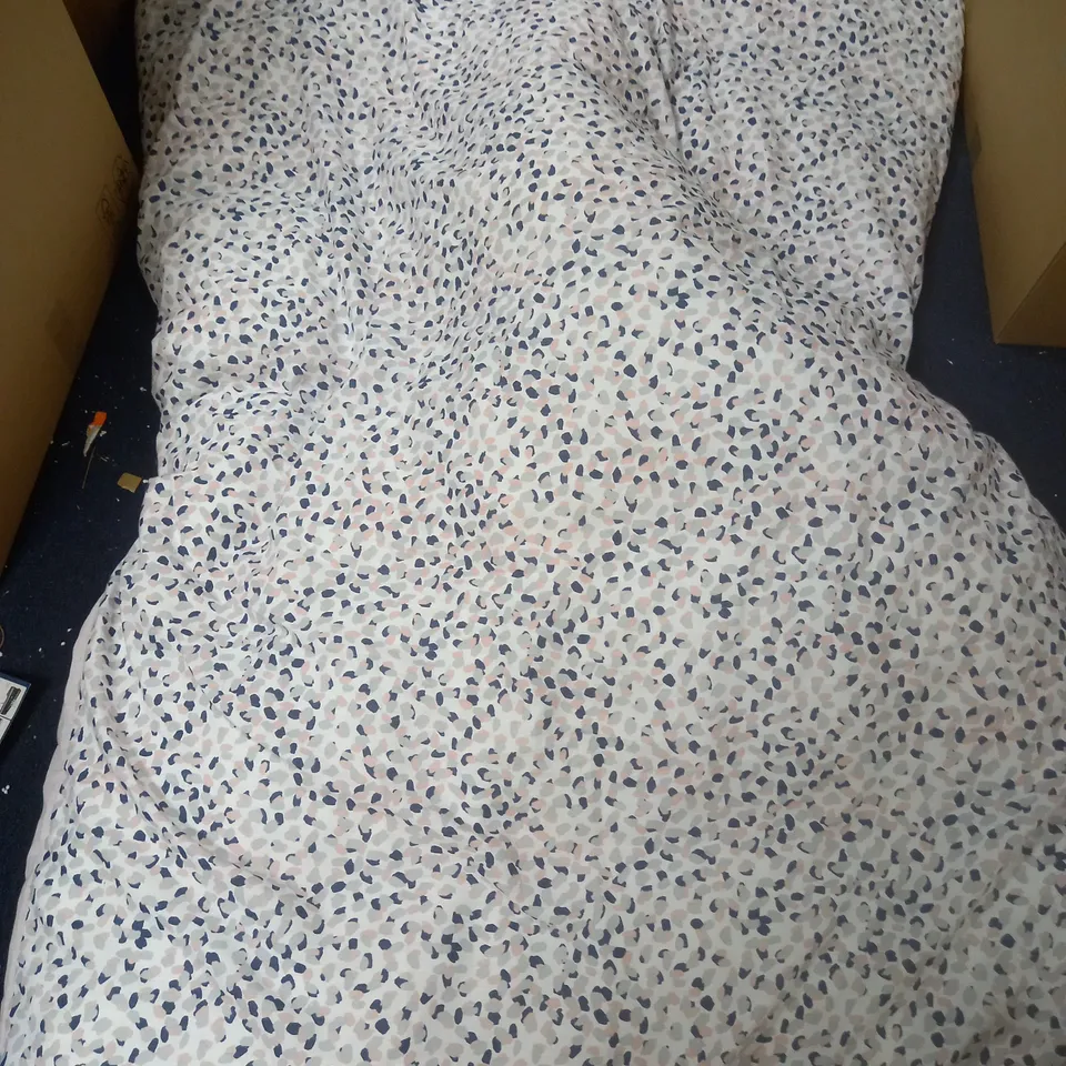 SINGLE DUVET COVER AND SHEET IN SPOT DESIGN IN WHITE/BLUE/PINK/GREY