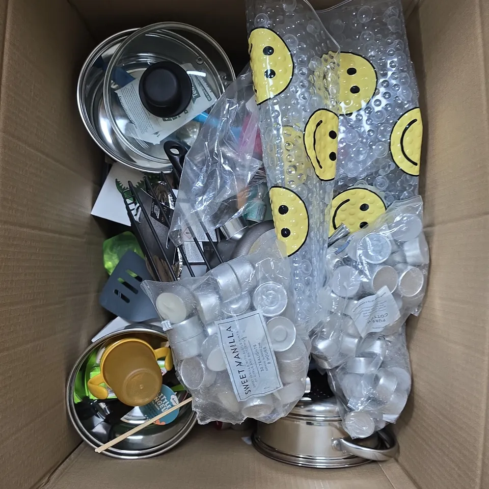 APPROXIMATELY 15 ASSORTED HOUSEHOLD PRODUCTS TO INCLUDE TEALIGHTS, WASHING RACK, PANS ETC 