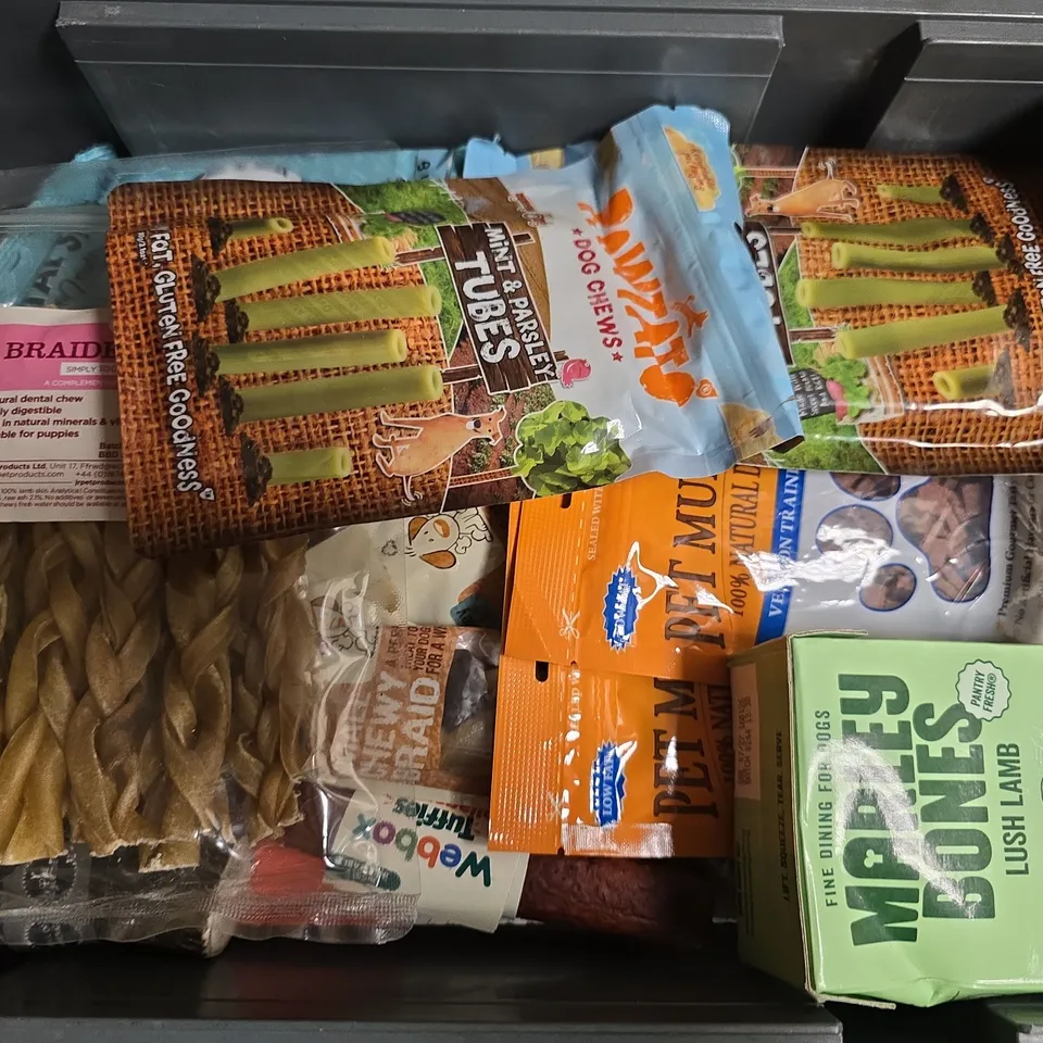 APPROXIMATELY 12 ASSORTED DOG FOOD & SUPPLIES TO INCLUDE DEER ANTLER DOG CHEW, SMALL CHEW BRAID, MARLEY BONES LUSH LAMB, ETC