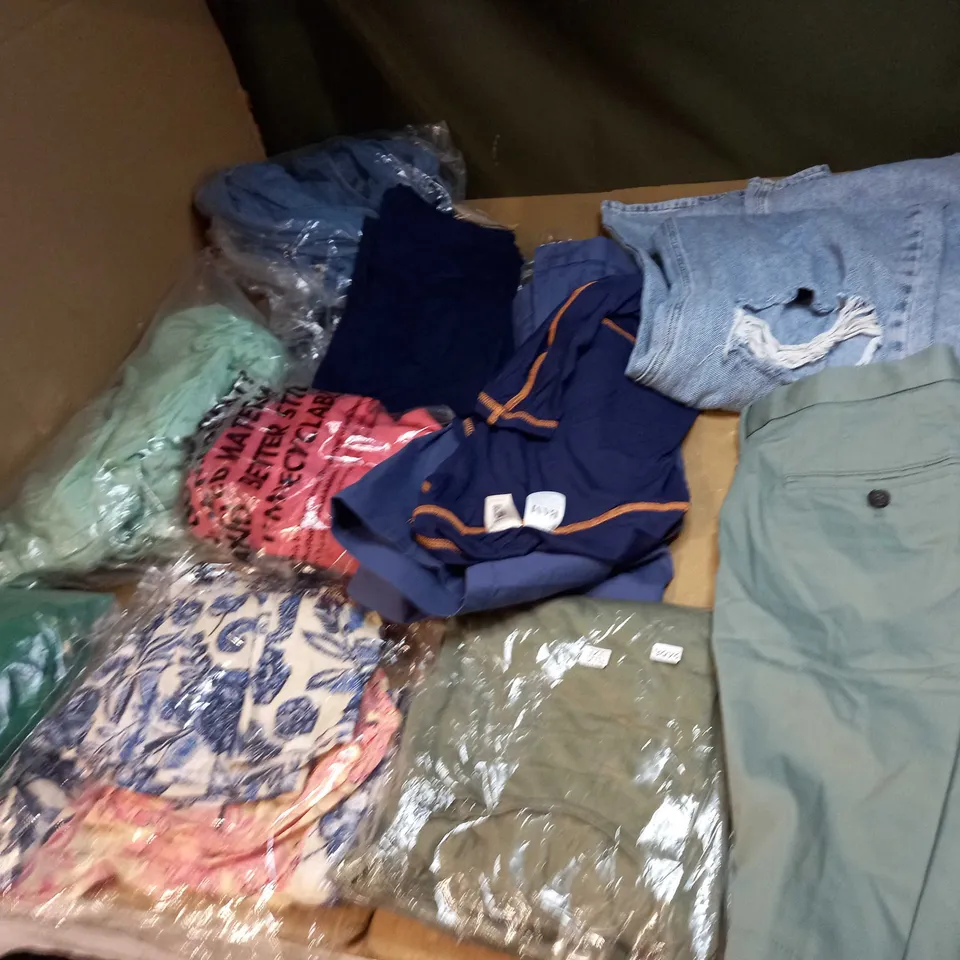 BOX OF APPROX 35 ASSORTED CLOTHING ITEMS TO INCLUDE - DRESSES, T-SHIRTS AND TROUSERS