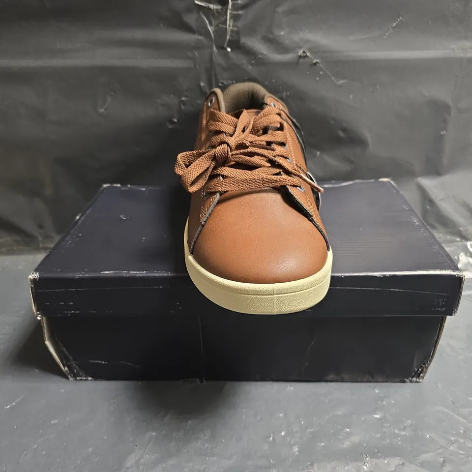 BOXED PAIR OF ORIGINAL PENGUIN STEADMAN LACE-UP SHOES IN TAN SIZE UK 9