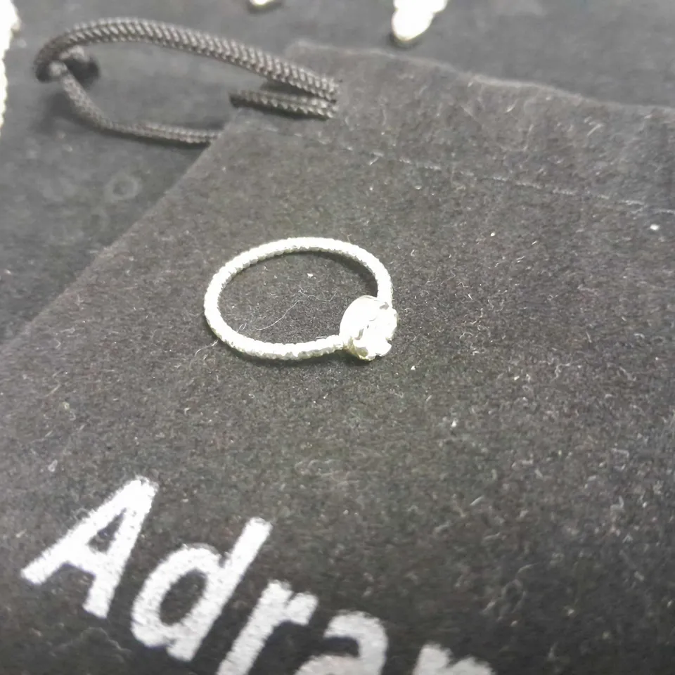 LOT OF 4 ASSORTED FASHION JEWELLERY ITEMS TO INCLUDE BRACELETS AND EARRINGS