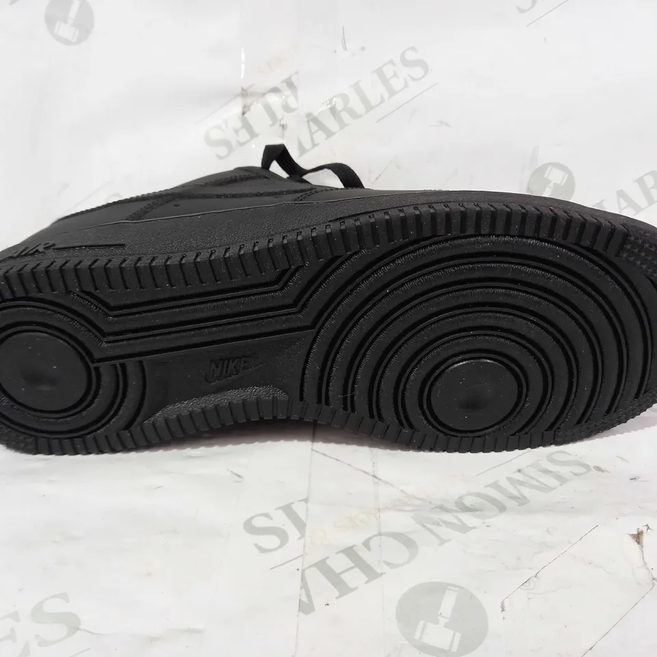 BOXED PAIR OF NIKE AIR FORCE 1 SHOES IN BLACK UK SIZE 7.5