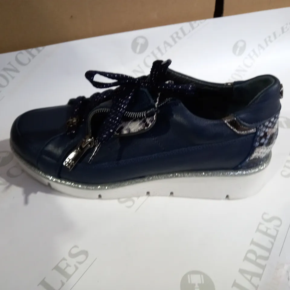 MODA NAVY TRAINERS SIZE 4 