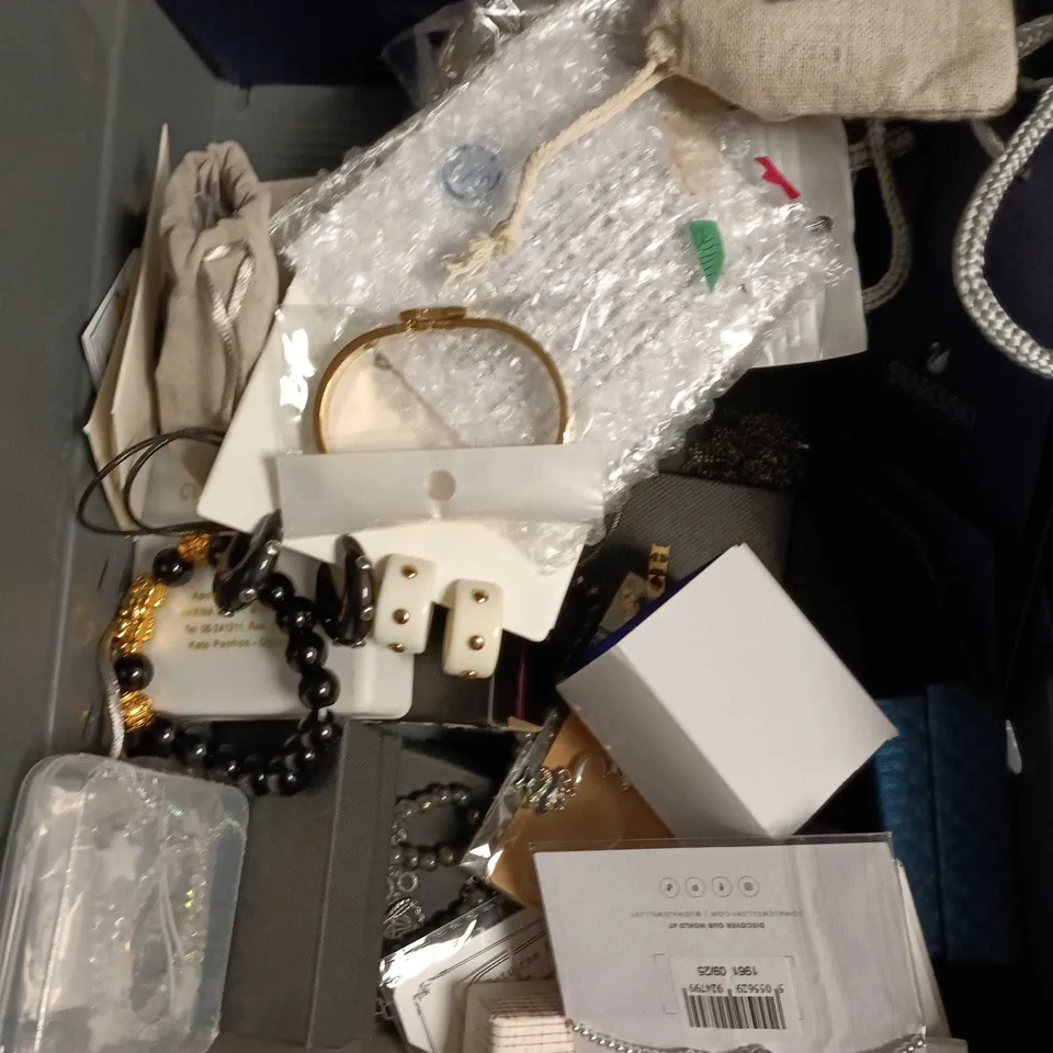 APPROXIMATELY 15 ASSORTED JEWELLERY PRODUCTS TO INCLUDE EARRINGS, NECKLACES, BRACELETS ETC 