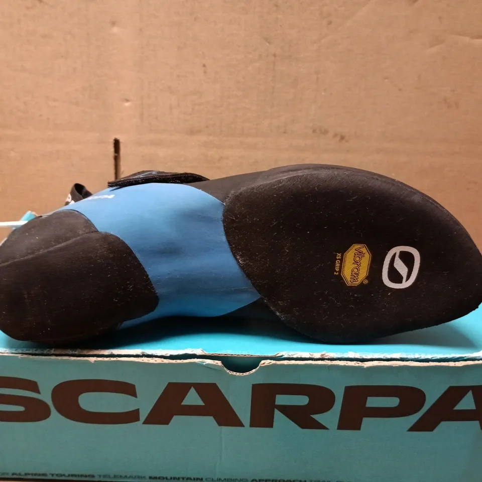 BOXED PAIR OF SCARPA INSTINCT VSR SHOES IN BLACK - UK 9.5