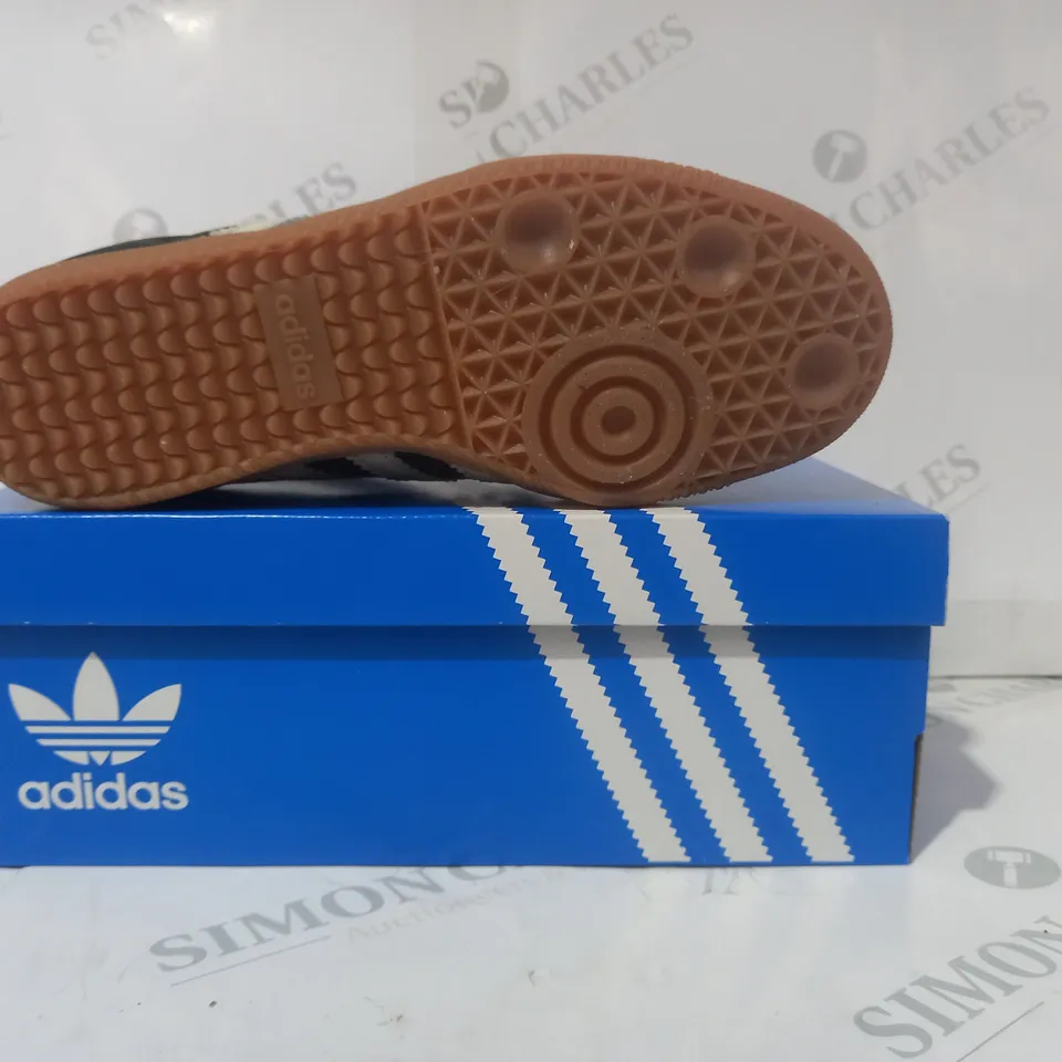 BOXED PAIR OF ADIDAS SAMBA OG SHOES IN BLACK/CREAM UK SIZE 4