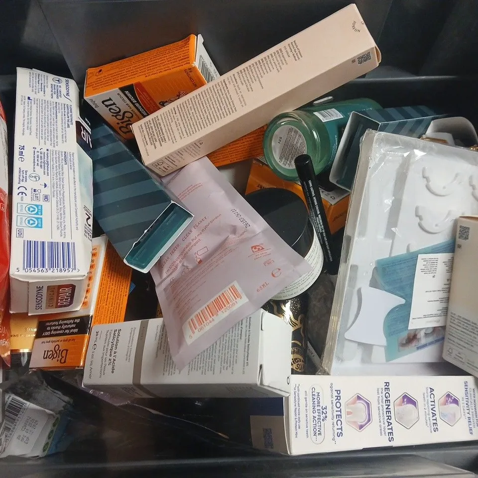 APPROXIMATELY 15 ASSORTED HEALTH & BEAUTY PRODUCTS TO INCLUDE PS MAKEUP BRUSH, AVILO ELECTRIC NAIL TRIMMER, BEAUTY OF JOSEON REVIVE EYE SERUM, ETC - COLLECTION ONLY