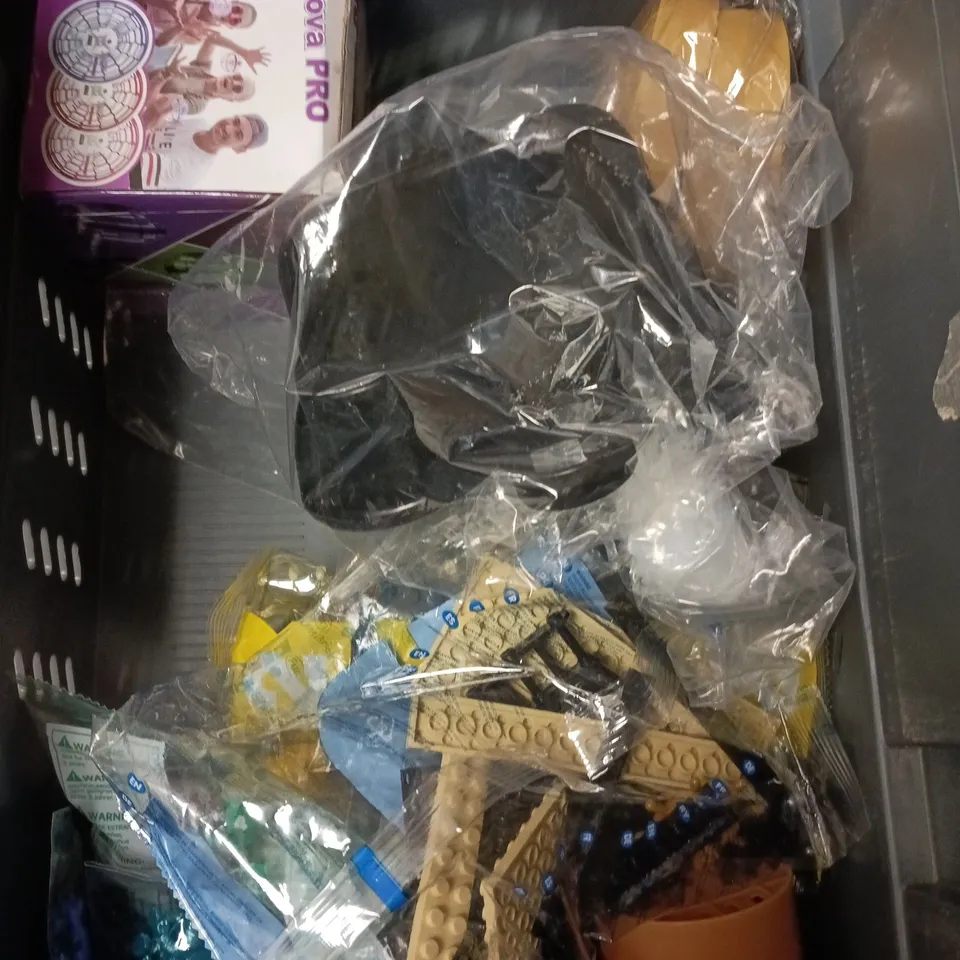 APPROXIMATELY 10 ASSORTED TOYS & GAMES PRODUCTS TO INCLUDE MARBLES, FLYING TOY, PLUSH TOY ETC 