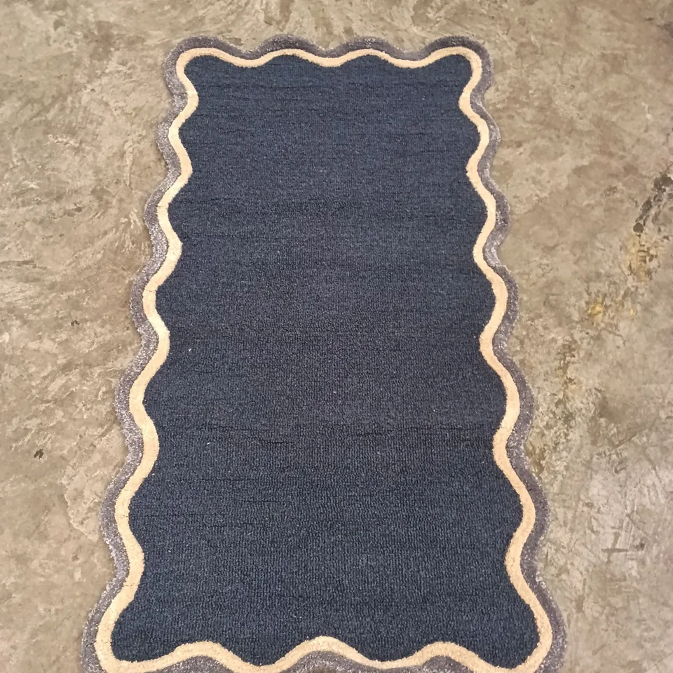 QUALITY DESIGN AREA RUG - APPROXIMATELY 140 cm x 74 cm