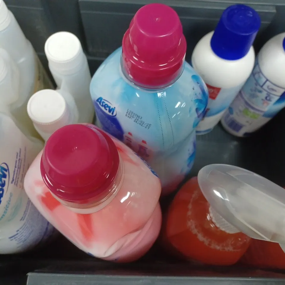 APPROXIMATELY 10 ASSORTED HOUSEHOLD ITEMS TO INCLUDE FLOOR CLEANER, GAZILLION BUBBLES, ETC - COLLECTION ONLY