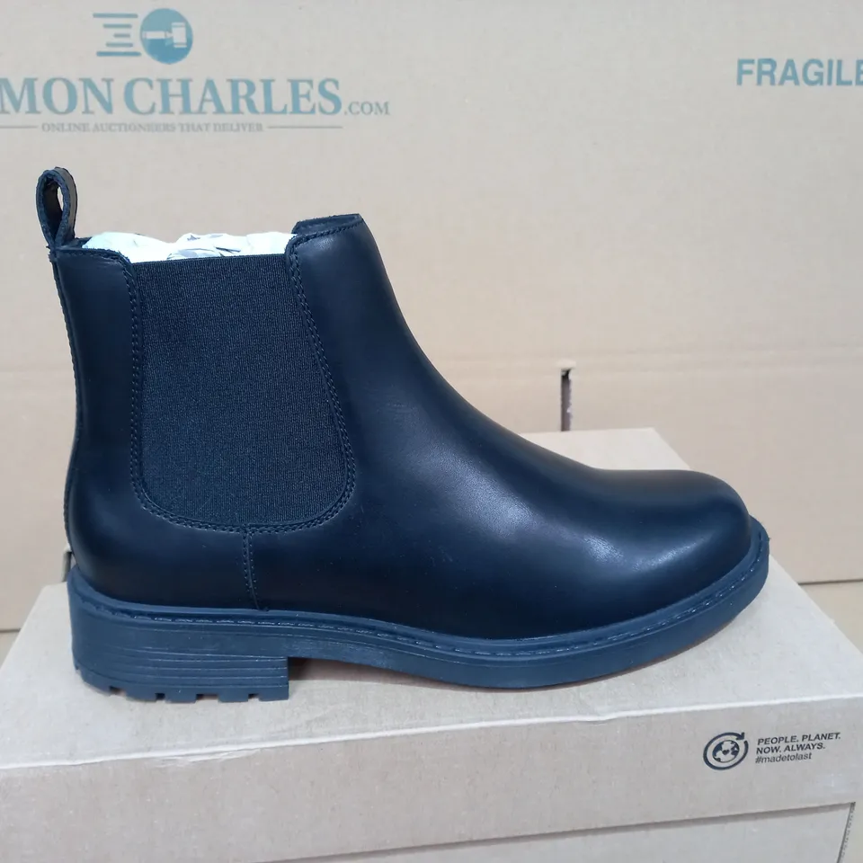 BOXED PAIR OF 6.5D CLARKS BLACK FOOTWEAR
