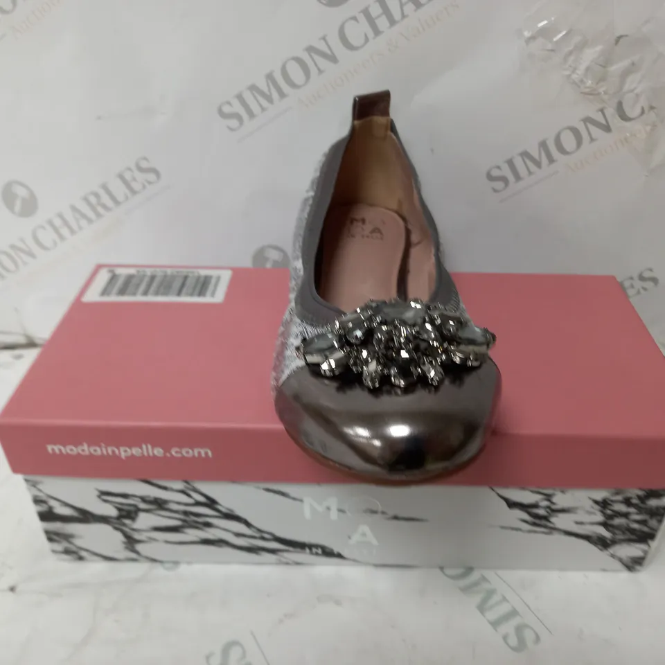 BOXED PAIR OF MODA IN PELLE FIZZI FAUX JEWEL TRIM BALLERINA SHOES, PEWTER/SNAKE, UK 7