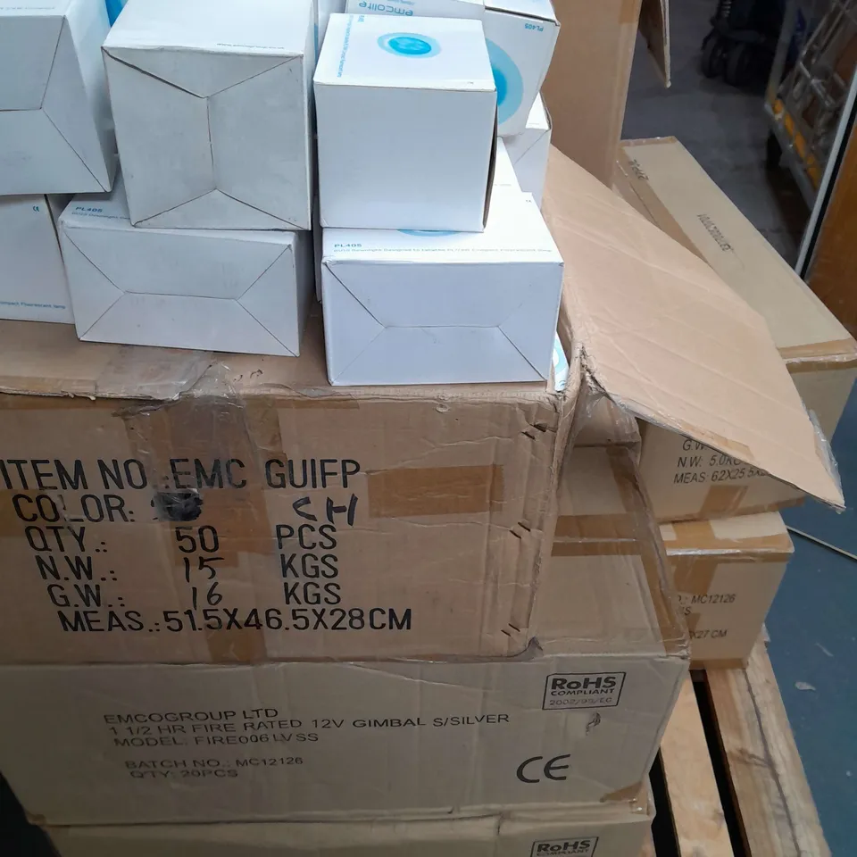 PALLET OF APPROXIMATELY 130 ASSORTED LIGHTING ITEMS TO INCLUDE - EMCOLITE DOWNLIGHT , EMCOLITE SPOTLIGHT GU1SFP , EMCOLITE FIRE006LV FIRE RATED MR16 DOWNLIGHT ETC - COLLECTION ONLY