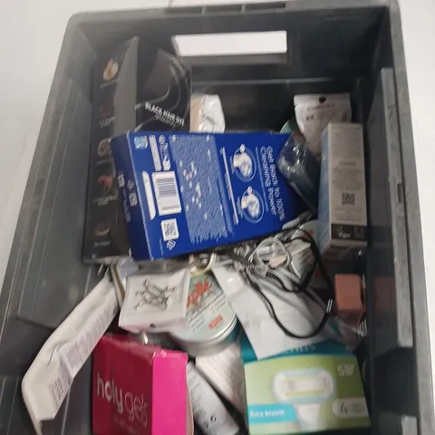 TOTE OF APPROXIMATELY 16 ASSORTED HEALTH AND BEAUTY ITEMS TO INCLUDE: LA ROCHE POSAY SOOTHING BALM 