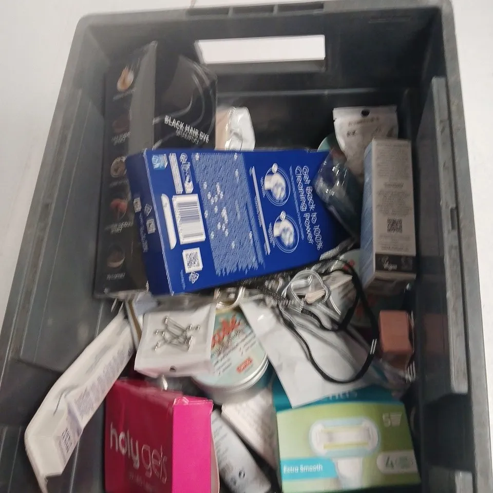 TOTE OF APPROXIMATELY 16 ASSORTED HEALTH AND BEAUTY ITEMS TO INCLUDE: LA ROCHE POSAY SOOTHING BALM 