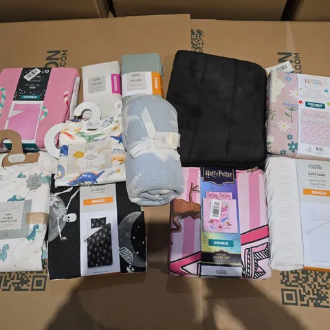 BOX OF APPROXIMATELY 12 ASSORTED BEDDING AND SOFT FURNISHING ITEMS TO INCLUDE - PILLOWCASES - BEDDING SET - TOWEL ETC. 