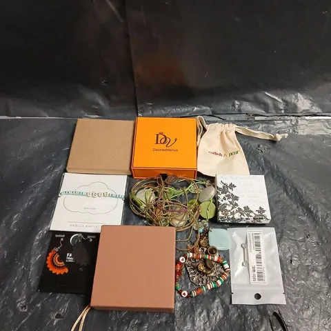APPROXIMATELY 10 ASSORTED JEWELLERY ITEMS TO INCLUDE - NECKLACE ,WATCH , EARRINGS ETC