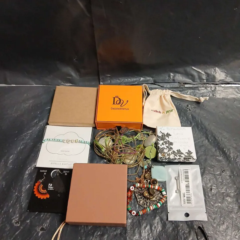 APPROXIMATELY 10 ASSORTED JEWELLERY ITEMS TO INCLUDE - NECKLACE ,WATCH , EARRINGS ETC