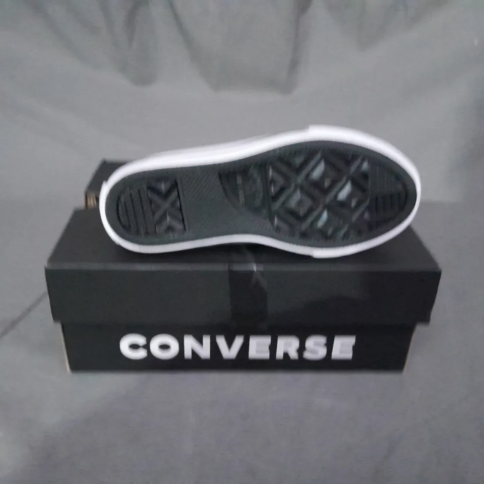 BOXED PAIR OF CONVERSE CHUCK TAYLOR ALL STAR SHOES - SIZE 10 - KIDS