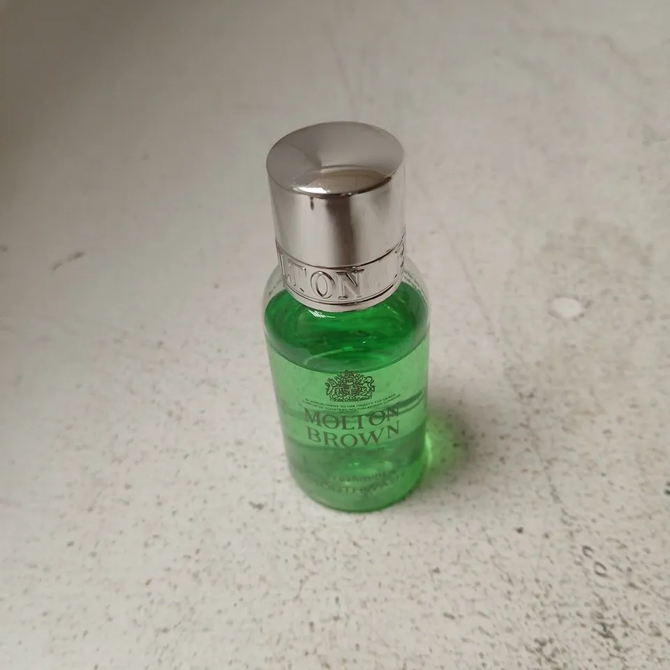 BOX OF APPROXIMATELY 150 X MOLTEN BROWN FRESHMINT MOUTWASH - 30ML