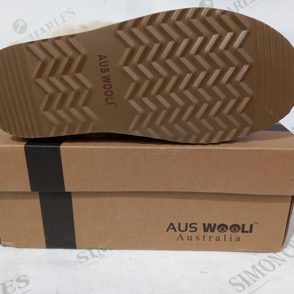 BOXED PAIR OF AUSWOOL SYDNEY FAUX FUR LINED SLIPPERS IN CHESTNUT UK SIZE 9