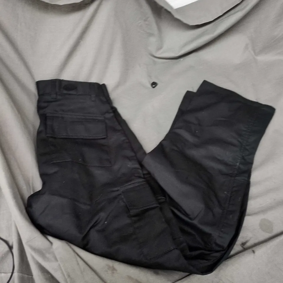 ASSORTED CLOTHING ITEMS BOX, INCLUDES MENS AND WOMENS CLOTHING. SIZES VARIES, BOX INCLUDES HATS,SHIRTS AND MORE 