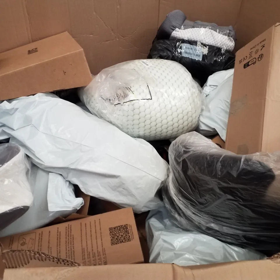 PALLET CONTAINING ASSORTED PILLOWS & CUSHIONS