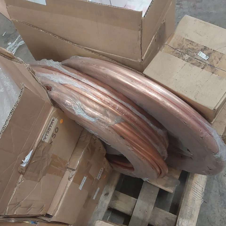 PALLET CONTAINING A LARGE QUANTITY OF ASSORTED CATERING EQUIPMENT SPARES INCLUDING: COPPER PIPE, REPLACEMENT THERMOSTATS FOR FRIDGES AND FREEZERS, CHARGING HOSES ECT