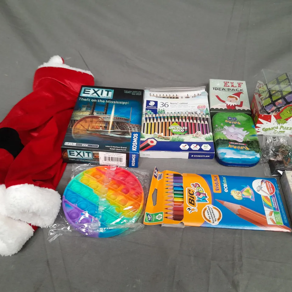 MEDIUM BOX OF ASSORTED TOYS AND GAMES TO INCLUDE RUBIKS CUBE, PENCIL CRAYONS AND POPET TOY