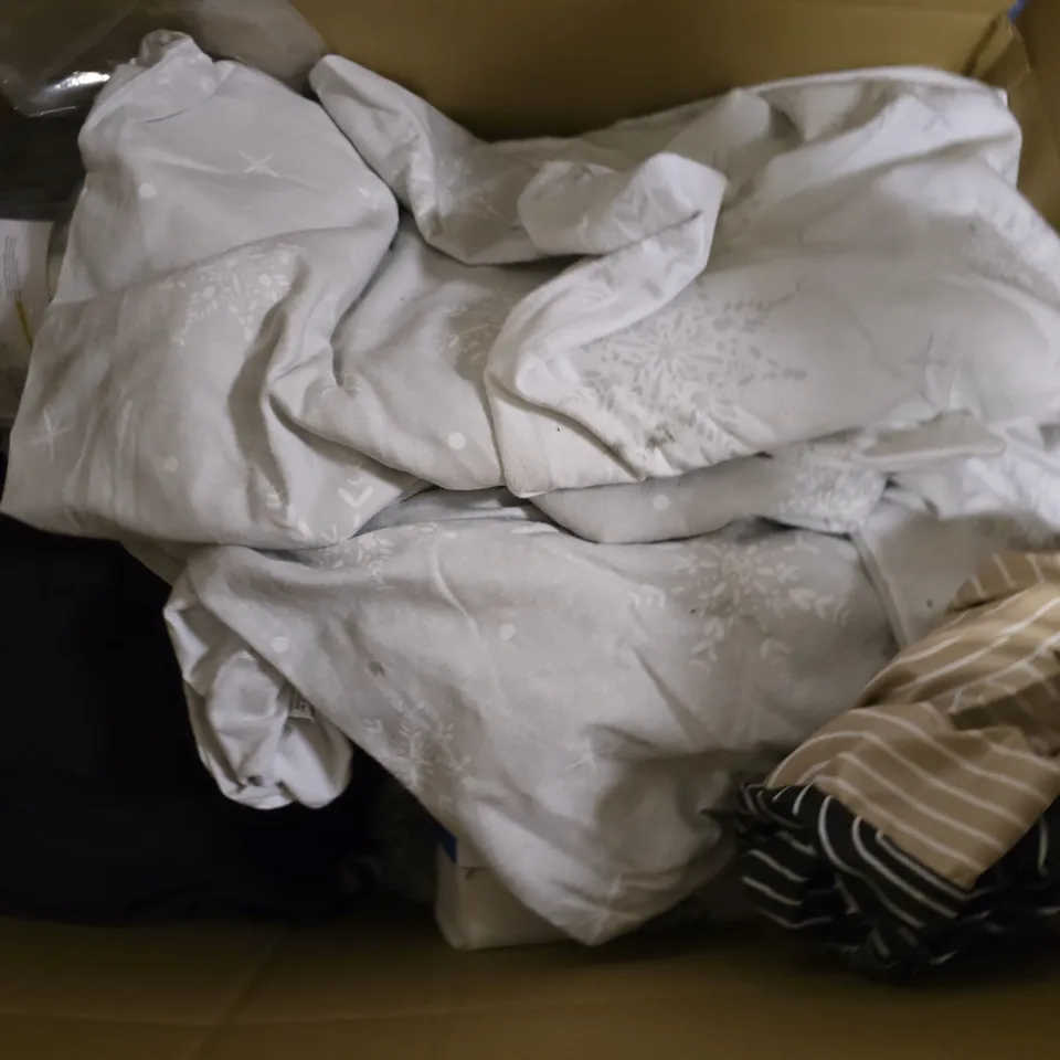 BOX OF APPROXIMATELY 12 ASSORTED ITEMS TO INCLUDE - SOFT TOUCH DUVET SET , DONUT NURSING PILLOW ETC