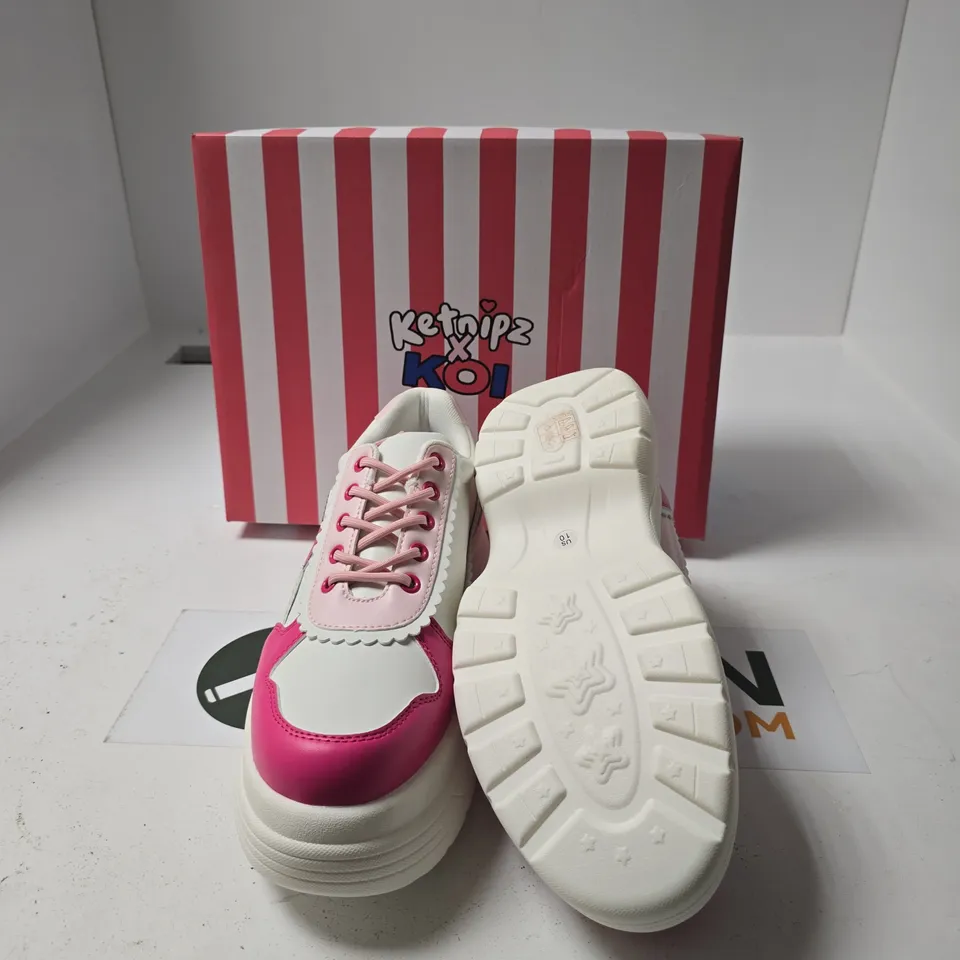 KETNIPZ X KOI PLATFORM SNEAKERS – PINK/WHITE, BOXED - SIZE US 10