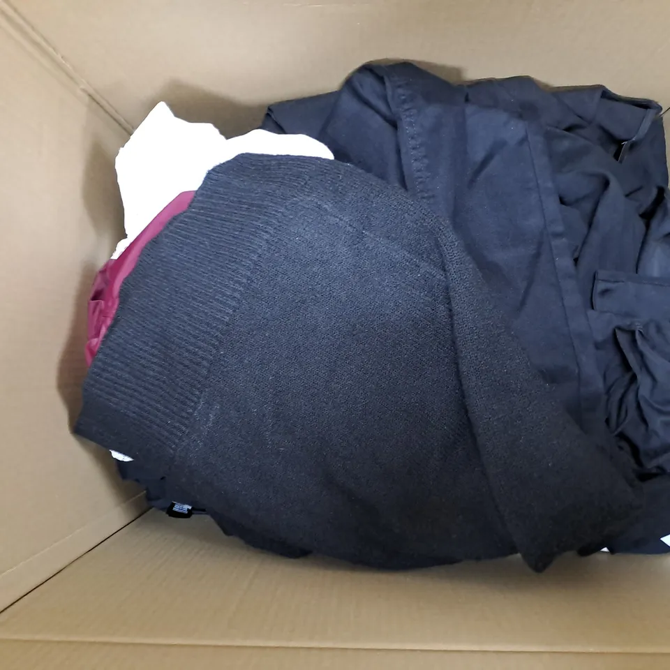 APPROXIMATELY 20 ASSORTED CLOTHING ITEMS IN VARIOUS BRANDS,SIZES, AND STYLES TO INCLUDE VERY AND YOURS ETC.