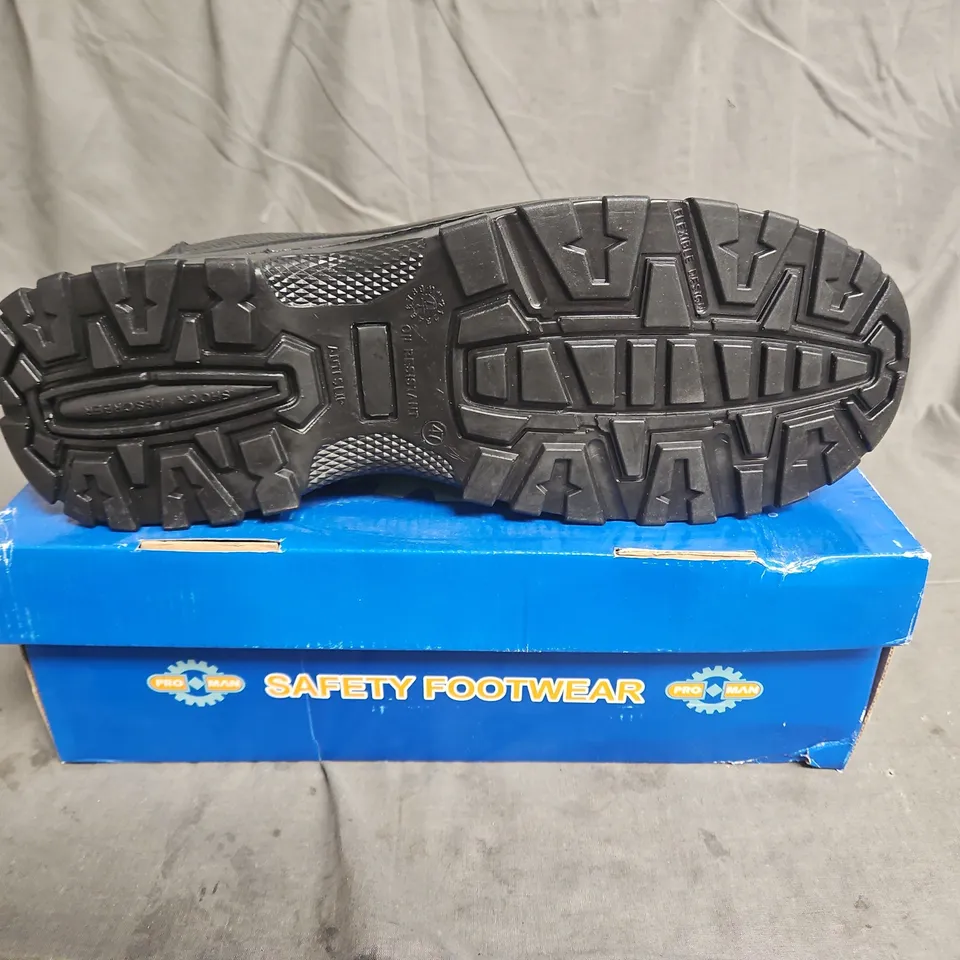 BOXED PAIR OF PROMAN DUAL DENSITY CHUKKA BUFFALO LEATHER BOOT IN BLACK SIZE UK 12